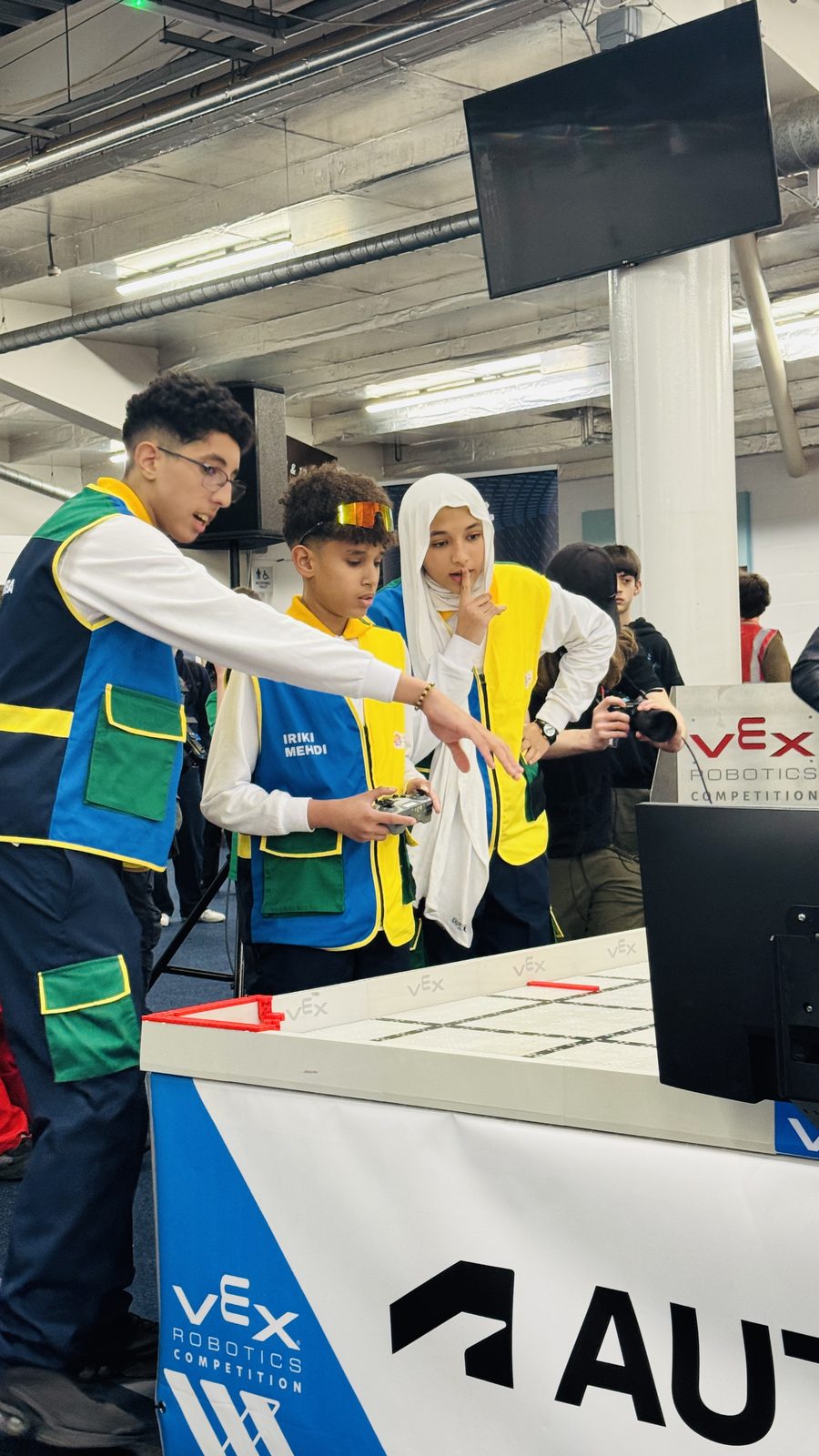 Élèves à une compétition de robotique VEX