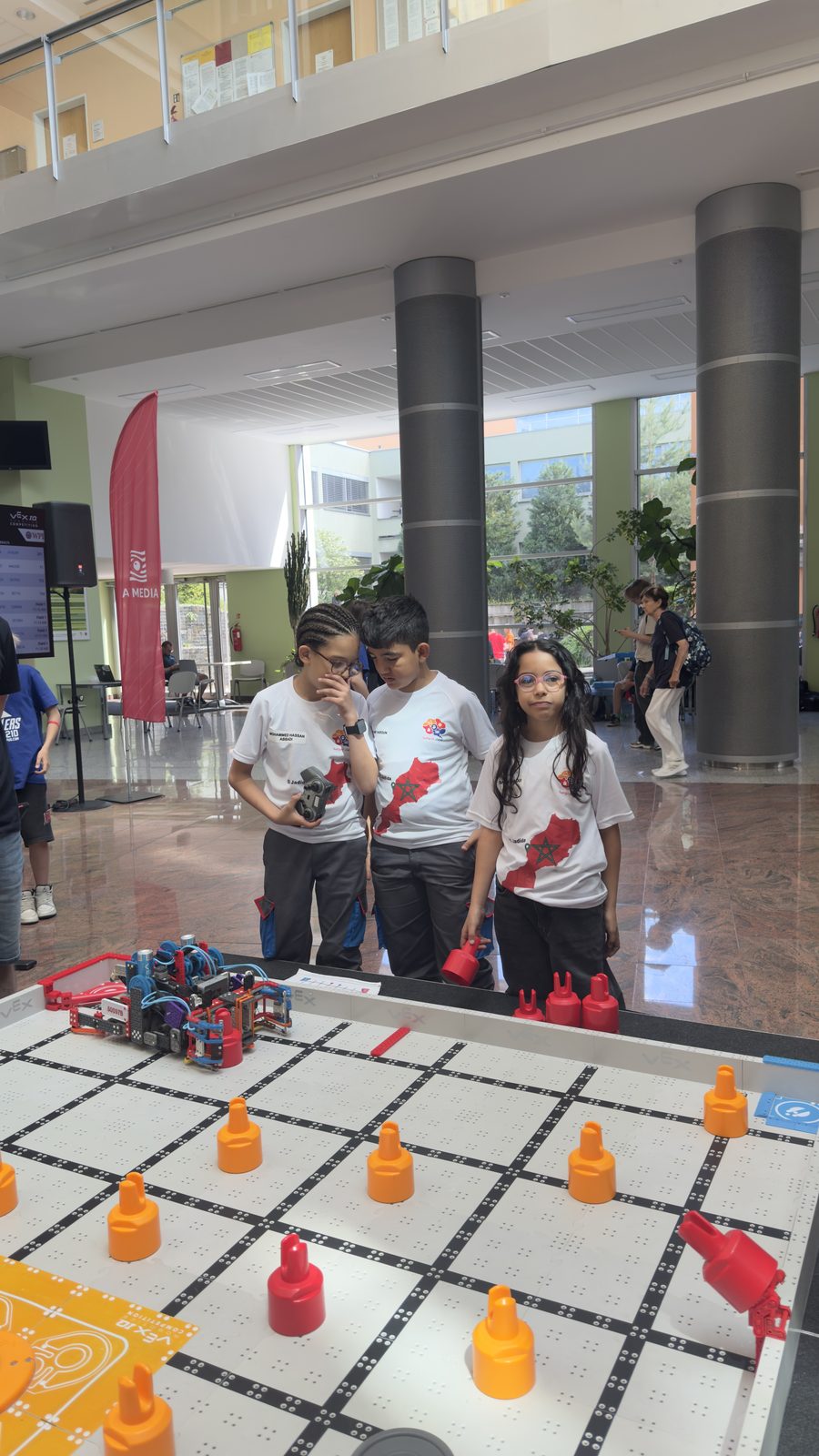 Atelier de robotique sur un terrain de jeu VEX