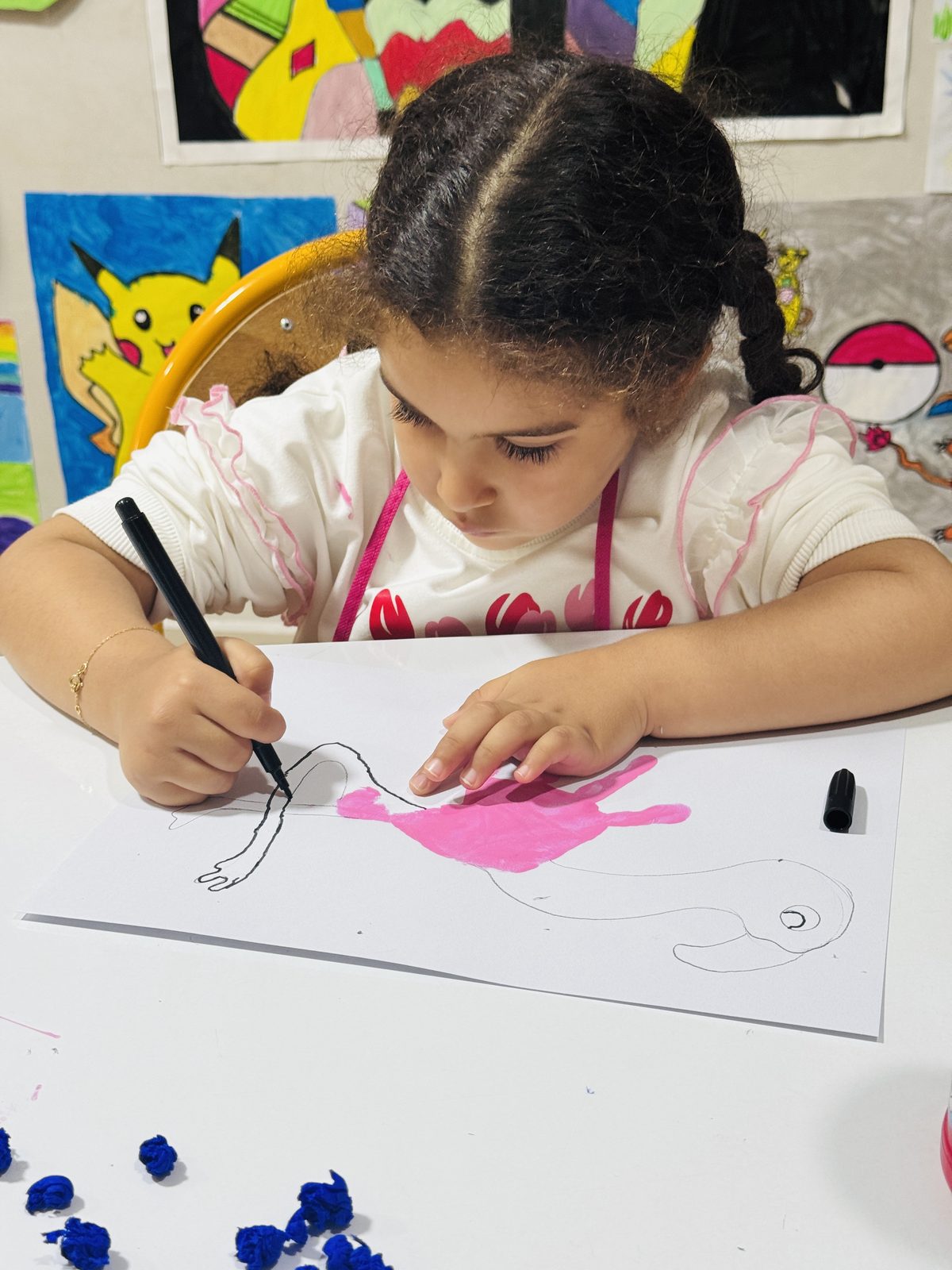 Une élève dessine lors d'un atelier d'arts plastiques
