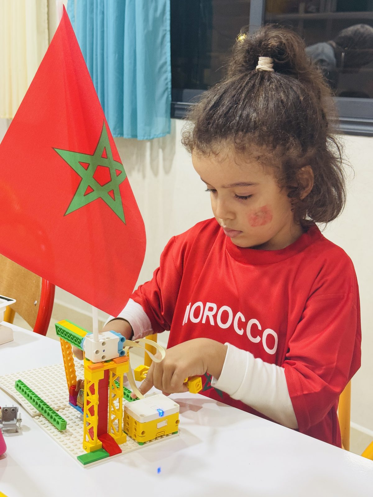 Une enfant peint aux couleurs du Maroc