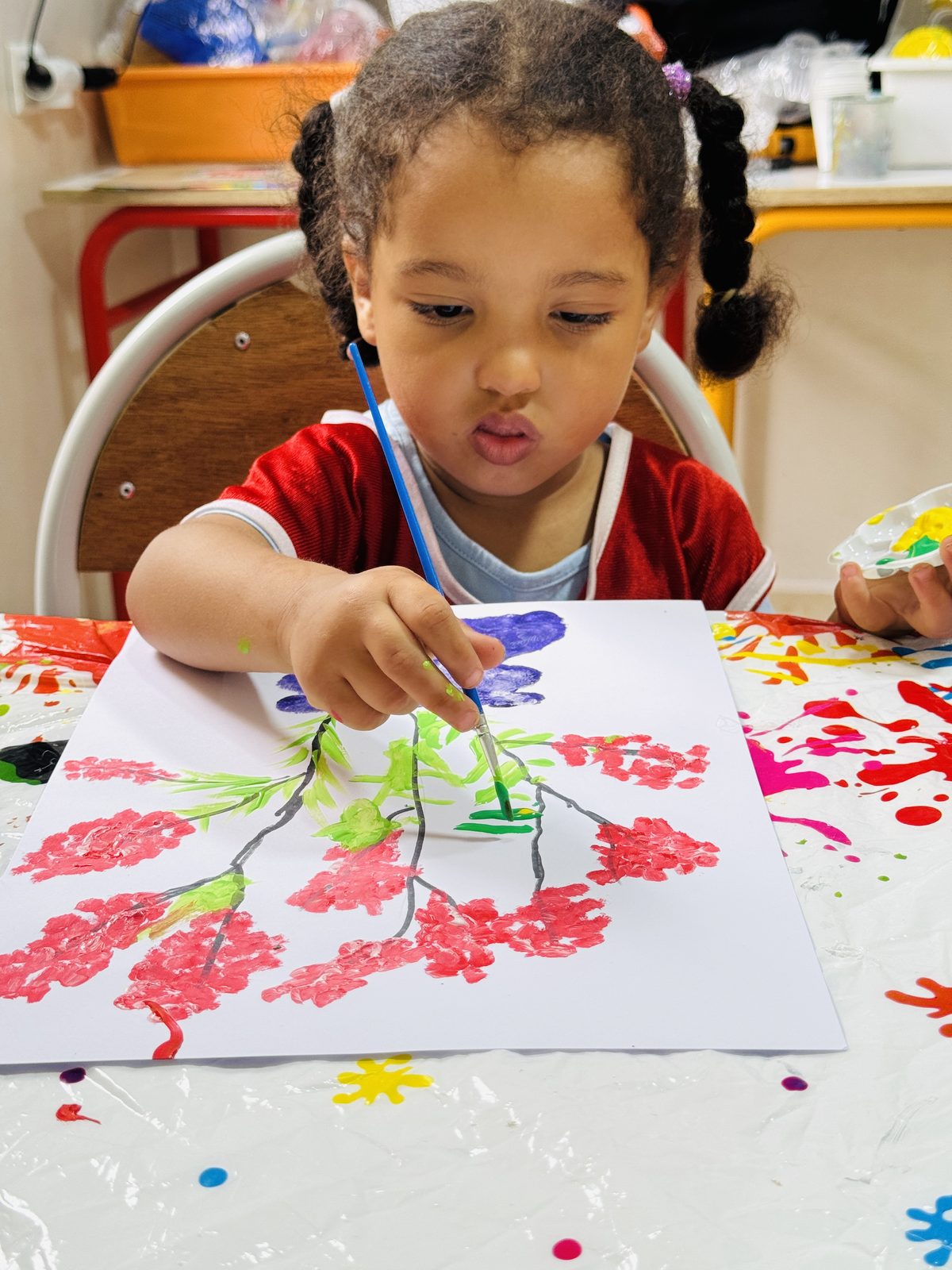 Une petite fille peint en atelier d'arts